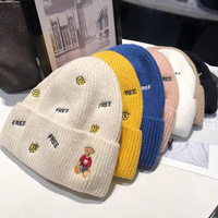 Bonnet tricoté brodé motif ours de dessin animé, chaud d'hiver, côtelé avec revers, broderie lettre, pour femmes et hommes