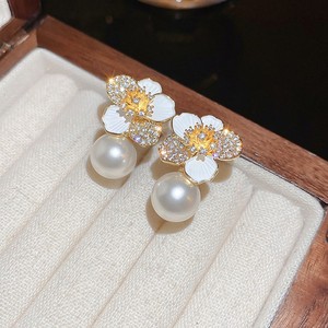 Boucles d'oreilles clous pour femme, motif fleur de perle et goutte d'huile, style luxe léger, design de niche, vente en gros - Product Image 3
