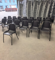 Chaise empilable moderne en plastique PP avec pieds en métal noir, haute capacité de charge, pour extérieur, commerce, école, salle de classe, formation
