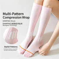 Chaussettes de compression sportives respirantes en nylon coloré de haute qualité, avec design anti-transpiration et montant haut, idéales pour la course à pied