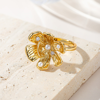 Bague Fleur Scintillante Dorée Bio avec Cinq Pétales Texturés, Centre en Perle, Deux Pétales en Perles et Zircon Cubique, Bijou Tendance pour Femme
