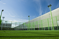 Terrain de padel panoramique extérieur haut de gamme bleu, terrain de tennis individuel avec gazon artificiel de 12 mm de hauteur pour usage sportif et construction.