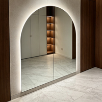 Miroir LED arqué grand format sans cadre, rétroéclairé, mural, intelligent, pleine longueur, pour salle de sport, studio de yoga, salon de beauté, salon de coiffure