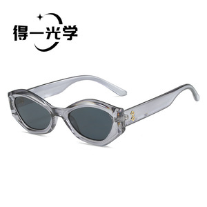 De Yi Optics <b>Small</b> <b>Frame</b> Women <b>Sunglasses</b> Black PC UV400 Type 3 Sunshades - Product Image 3