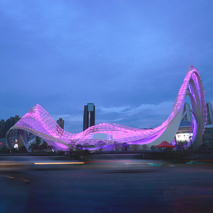 Scultura Ondulata Blu-Viola Luminosa - Grande Opera d'Arte Moderna per Decorazione di Piazze e Paesaggi Notturni Urbani - Product Image 3