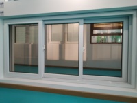 Prix d'usine Trois Pistes Pvc Upvc Fenêtre Coulissante Fenêtres et Portes avec Prix Inférieur Thermique Noir Upvc Fenêtre