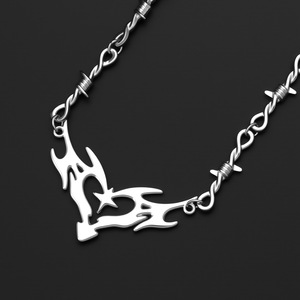 Collana Gotica Y2K con Croce e Cuore Fiammeggiante, Accessori Punk in Lega, Catena con Spine e Filo Spinato, Charm Hippie per Donne, Uomini e Bambini - Product Image 6