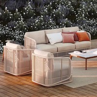 Ensemble de salon de jardin en rotin créatif de designer nordique pour l'extérieur, idéal pour les maisons d'hôtes, hôtels en plein air, villas, complexes hôteliers et jardins, avec chaise et table basse