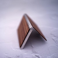Tarjetero Minimalista de Aluminio y Madera para Hombre, Personalizable con Grabado Láser Xtool, Ideal para Regalos y Tarjetas de Visita