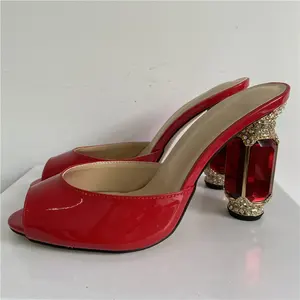 Lüks mücevherli taklidi topuk sandalet kadın Peep Toes seksi kırmızı Patent deri elmas yüksek topuklu pist katır Lady