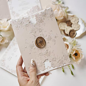 Maßgefertigte Geprägte Hellrosa Blumen-Hochzeitseinladungen Set Goldfolie Baumwollpapier mit Dreifach-Falttasche Luxuriöse Hochzeitskarten - Product Image 2