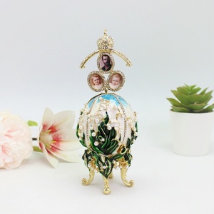 SHINNYGIFTS Cadre photo familial 3D en métal plaqué or, motif muguet, orné <span class=keywords><strong>de</strong></span> strass et perles peintes à la main, œuf <span class=keywords><strong>de</strong></span> Pâques décoratif pour la maison - Product Image 1
