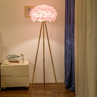 Lampe sur pied en fer doré de luxe, lustre décoratif, plume, lampe de sol élégante pour salon