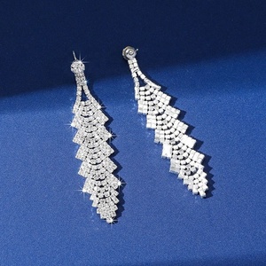 Magnifiques boucles d'oreilles pendantes tendance pour femme, ornées de strass en cristal, au design polyvalent, idéales pour les soirées. - Product Image 4