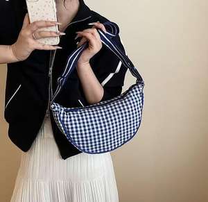 Bolso Bandolera de Media Luna a la Moda para Mujer, con Logotipo Personalizado, Rayas de Nailon y Cierre de Cremallera - Product Image 4