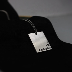 Collar con colgante rectangular de acero mate, joyería geométrica personalizada, símbolos grabados, citas de palabras, mensaje inspirado - Product Image 4