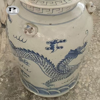 Vase de table en porcelaine Art Déco fait main, style traditionnel chinois bleu et blanc, avec motifs de doubles dragons jouant avec une boule de perles, pot à gingembre antique, motif lion