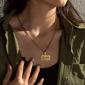 Collier personnalisé personnalisé à 2 noms Collier créatif découpe de feuilles Pendentif lettre Collier en acier inoxydable pour femmes hommes Uionen 2086 - Product Image 1