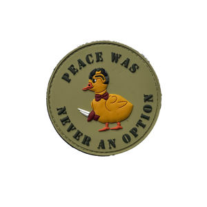 Badge PVC personnalisé en caoutchouc souple 2D, découpé avec précision, pour presse à chaud, vente en gros pour ateliers - Product Image 3