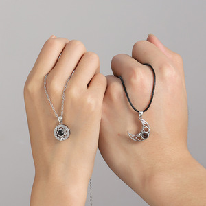 Collar personalizado <span class=keywords><strong>de</strong></span> proyección <span class=keywords><strong>de</strong></span> pareja <span class=keywords><strong>de</strong></span> día y noche para él y ella, cadena <span class=keywords><strong>de</strong></span> bloqueo <span class=keywords><strong>de</strong></span> colgante magnético <span class=keywords><strong>de</strong></span> moda INS 100 idiomas - Product Image 3