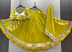 Conjunto de Lehenga Choli de Diseño en Color Morado con Borde Metálico Dorado y Dupatta para Eventos Festivos y Bodas - Product Image 3