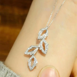 Collana con Ciondolo a Foglia Lunga per Donne, Design Botanico, Accessorio da Collo per Uso Quotidiano - Product Image 2
