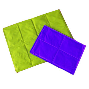 แผ่นรองนอนเย็นสำหรับสัตว์เลี้ยง รูปทรงสี่เหลี่ยมผืนผ้า ทำจากไนลอน สำหรับฤดูร้อน สีฟ้า แดง ชมพู เหลือง สีพื้น - Product Image 1