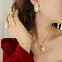 Parure de bijoux tendance en acier inoxydable et or 18 carats avec collier texturé géométrique et boucles d'oreilles en perles ovales pour femme – Idéal pour offrir