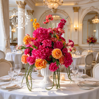 Centre de table floral artificiel éclatant, fleurs rose vif et orange, idéal pour la décoration de tables de mariage et les événements de banquet.