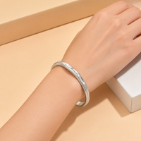 Bracelet manchette ouvert en acier inoxydable plaqué or, martelé et ondulé, texturé irrégulier, ajustable, pour femme, cadeau
