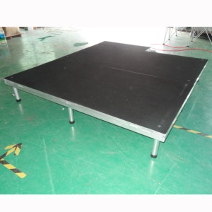 Scène extérieure légère en aluminium et bois pour événements - Assemblage facile, plateforme antidérapante, certifiée TUV - Product Image 1