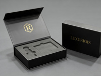 Boîte cadeau magnétique de luxe avec logo personnalisé, gaufrage, dorure à chaud et pelliculage mat pour emplacements portefeuille et porte-clés, avec doublure en EVA noir