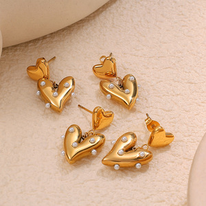 Pendientes chapados en oro con forma de corazón y incrustaciones de perlas para mujer, regalo, joyería de moda - Product Image 1