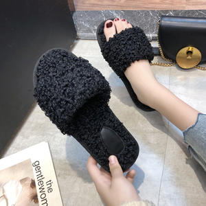 Tendencia de Moda Femenina para Invierno: Pantuflas Cálidas de Felpa con una Sola Correa y Suela Plana Antideslizante para Uso en la Playa en Otoño - Product Image 4