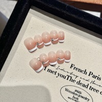Faux ongles à presser pour femmes, rose nude, courts, carrés, avec French manucure blanche, finition brillante et breloque en cristal, pour un style classique, chic et luxueux