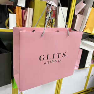 Bolsas de papel rosa mate al por mayor con asa de cordón retorcido, logotipo de marca impreso personalizado, bolsas de regalo de papel ecológico para tiendas de ropa de moda - Product Image 2