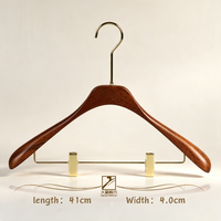 Cintre en bois massif léger avec un crochet long et une pince antidérapante en dessous pour la présentation des vêtements