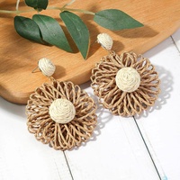 Nouveau Designer tissé à la main bohême grande fleur raphia macramé boucles d'oreilles pour femmes bohême boucles d'oreilles goutte géométrique exagéré bijoux