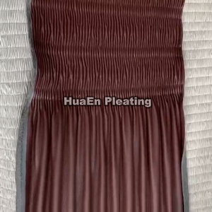 Nueva máquina plisadora de volantes para bufandas de tela TR del fabricante HuaEn para plantas de fabricación - Product Image 3