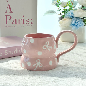 แก้วกาแฟเซรามิกทรงไม่สมมาตรทำมือสุดหรู พร้อมจานรอง แก้วมัคสีชมพูลายโบว์สไตล์สาวหวานเพ้นท์มือ - Product Image 2