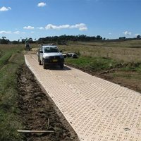 Tapis de grue en PEHD haute résistance, patins de support robustes, zone de stationnement temporaire pour grues mobiles et opérations de montage