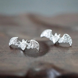 Orecchini pendenti a forma di pipistrello in stile gotico per donna, gioielli da orecchio in metallo effetto punk scuro con animali pendenti - Product Image 1