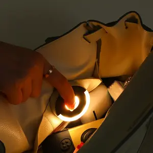 Mini lampe ronde portable avec capteur automatique, commande tactile et clip dorsal pour sac à main, sac à main, éclairage intérieur - Product Image 1