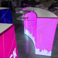 Comptoir d'information incurvé de 6 pieds imprimé sur mesure, comptoir de salon professionnel, podium semi-circulaire personnalisé pour stand d'exposition, convention, vente au détail, pop-up