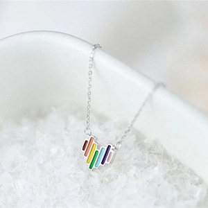 Collar con colgante de corazón de color arcoíris para mujer, cadena sencilla y moderna para la clavícula, joyería. - Product Image 3