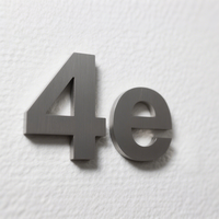 Plaques de porte de numéro de maison moderne multi-matériaux, y compris l'acier, le bois, le métal, le fer et l'aluminium, le laiton, l'acrylique et l'alliage de zinc pour les hôtels.