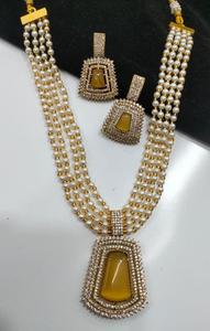 Conjunto de Collar de Novia de Perlas y Kundan Chapado en Oro de Primera Calidad con Colgante de Piedra y Pendientes a Juego, Joyería Étnica - Product Image 5
