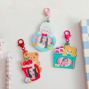 Vente en gros de porte-clés photo en PVC à motif de dessin animé, forme irrégulière, impression numérique, léger, décoration souvenir, en stock. - Product Image 2