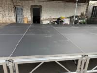 Plateforme de scène en aluminium personnalisée avec système de treillis de sécurité – Scène événementielle pour DJ, concerts mobiles, défilés de mode
