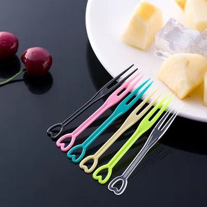 Fourchettes à fruits jetables en plastique transparentes en forme de cœur, couverts de fête pour servir les desserts - Product Image 3